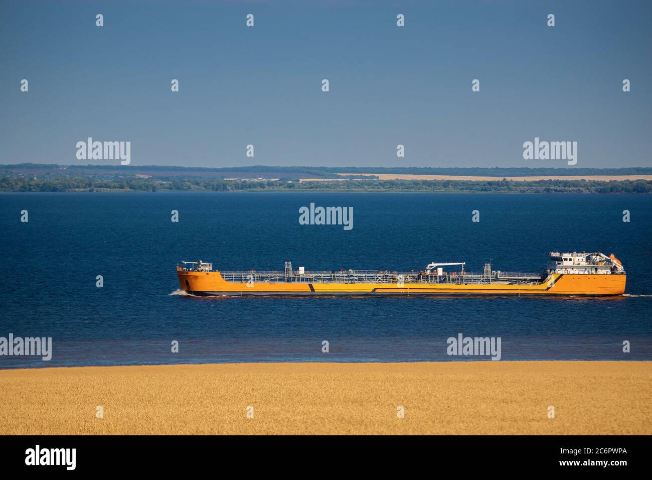 Petroliere fluviali nel fiume Volga, Russia. Foto di alta qualità Foto Stock