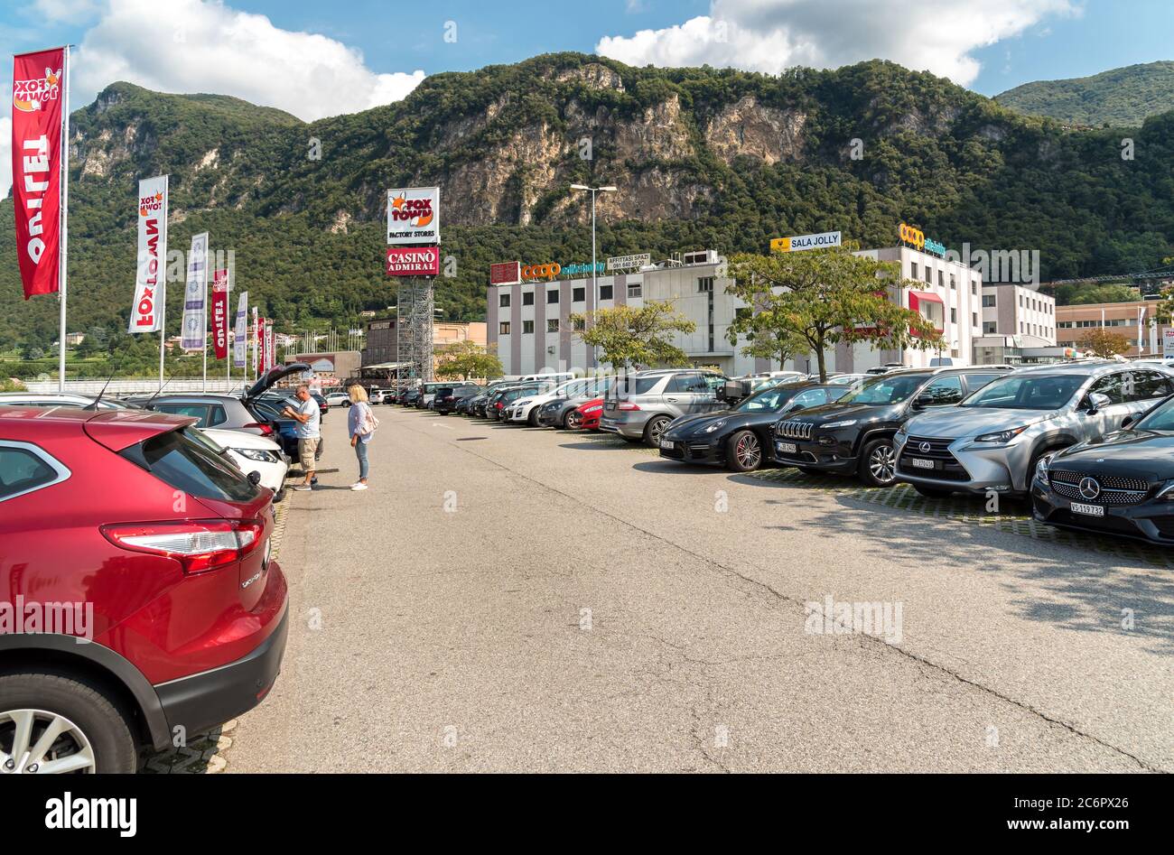 Mendrisio, Ticino, Svizzera - 8 settembre 2017: Parcheggio esterno del FoxTown, il più grande centro outlet dell'Europa meridionale, Foto Stock