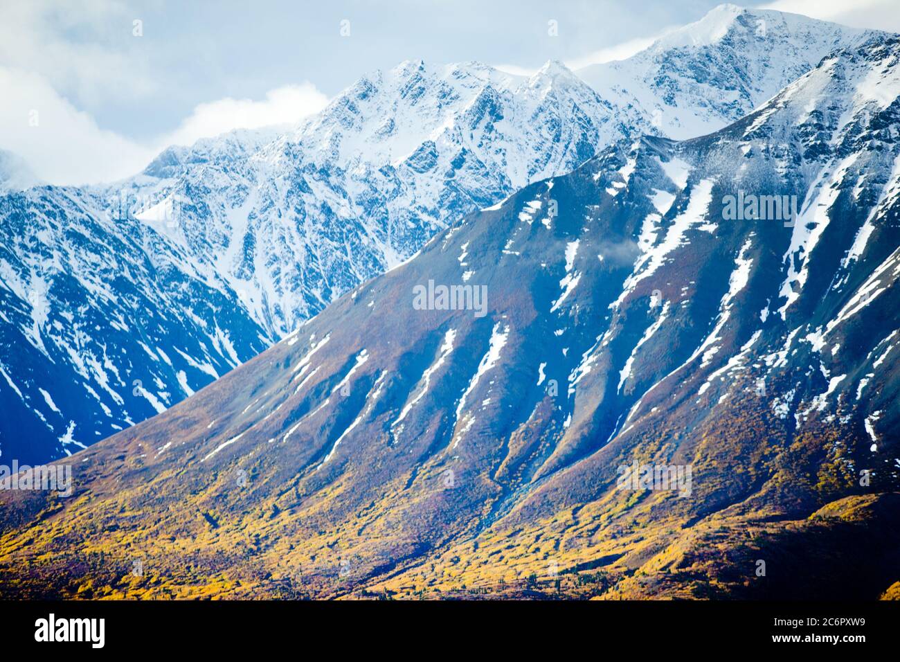 Vista autunnale lungo l'autostrada Alaska tra Haines Junction e Haines, Alaska, nel Parco Nazionale e Riserva di Kluane. Foto Stock