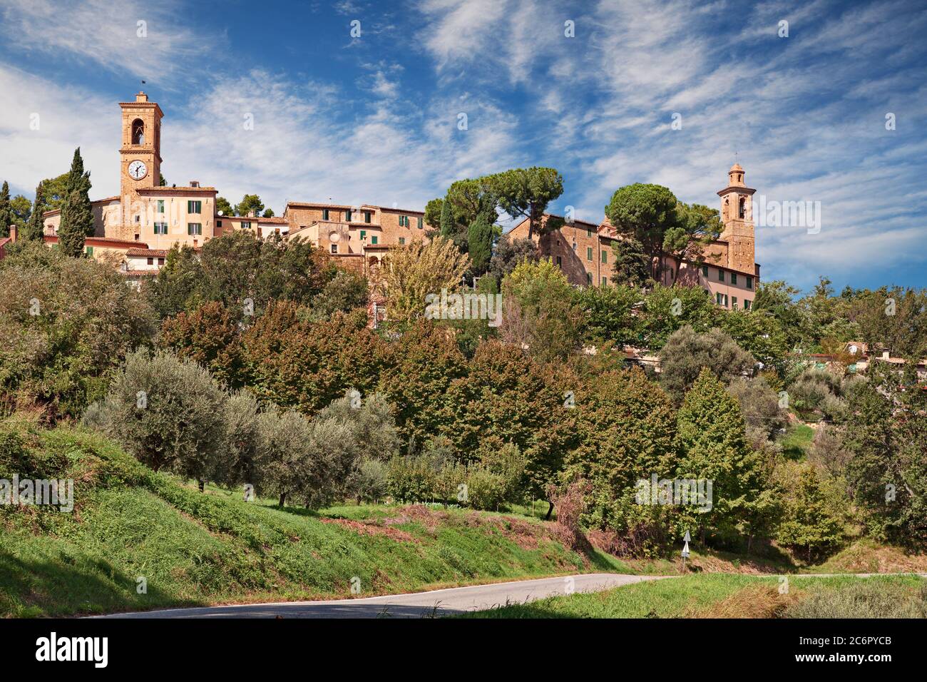 Castelbellino, Ancona, Marche, Italia: Paesaggio della campagna pittoresca  e lantico borgo sulla collina vicino a Jesi Foto stock - Alamy