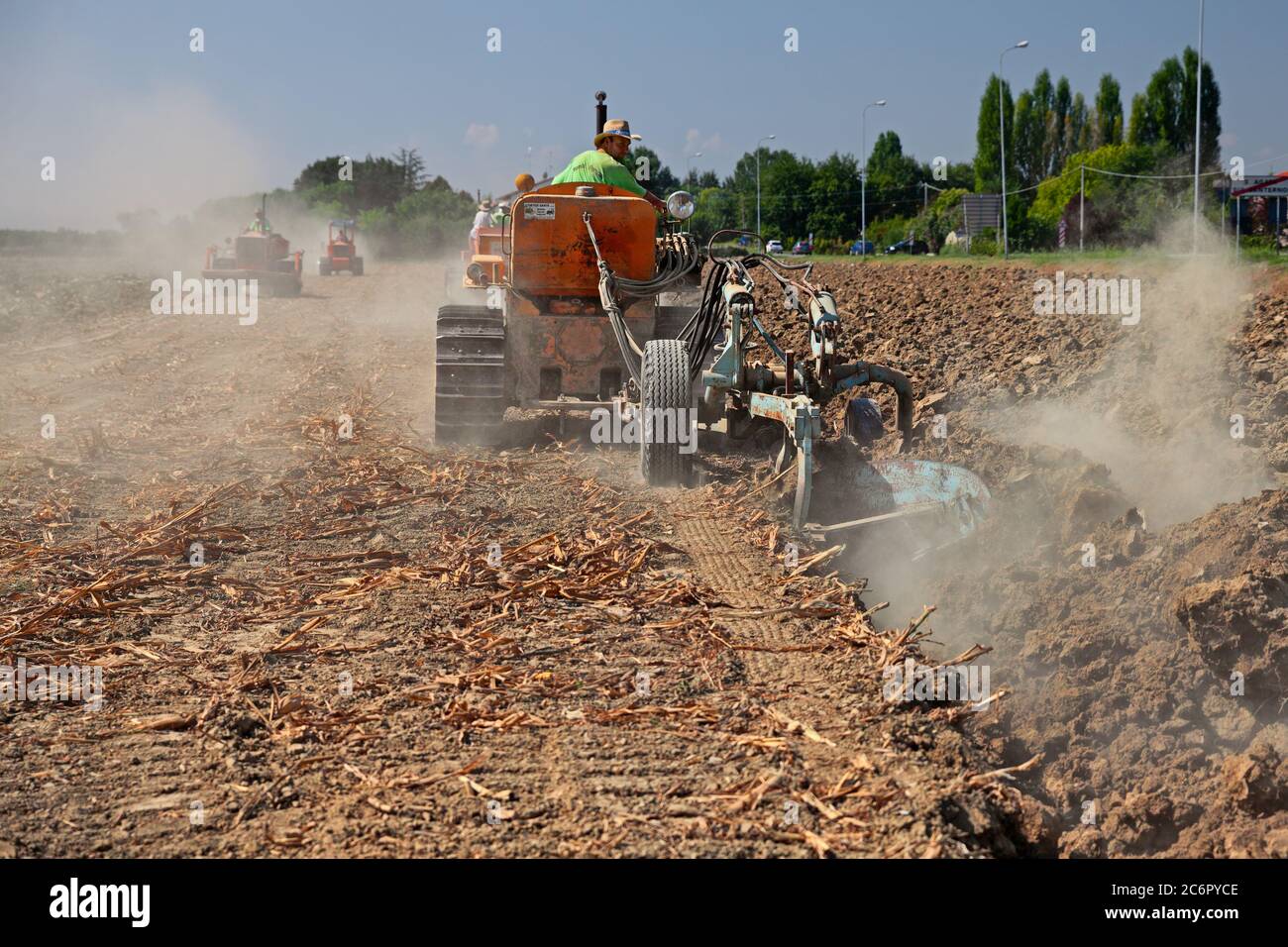 Coltivatore che aratura il campo con un vecchio trattore cingolato e l'aratro durante la fiera di campagna Rombi agricoli, il 30 agosto 2015 a Sant'Agata sul Santern Foto Stock