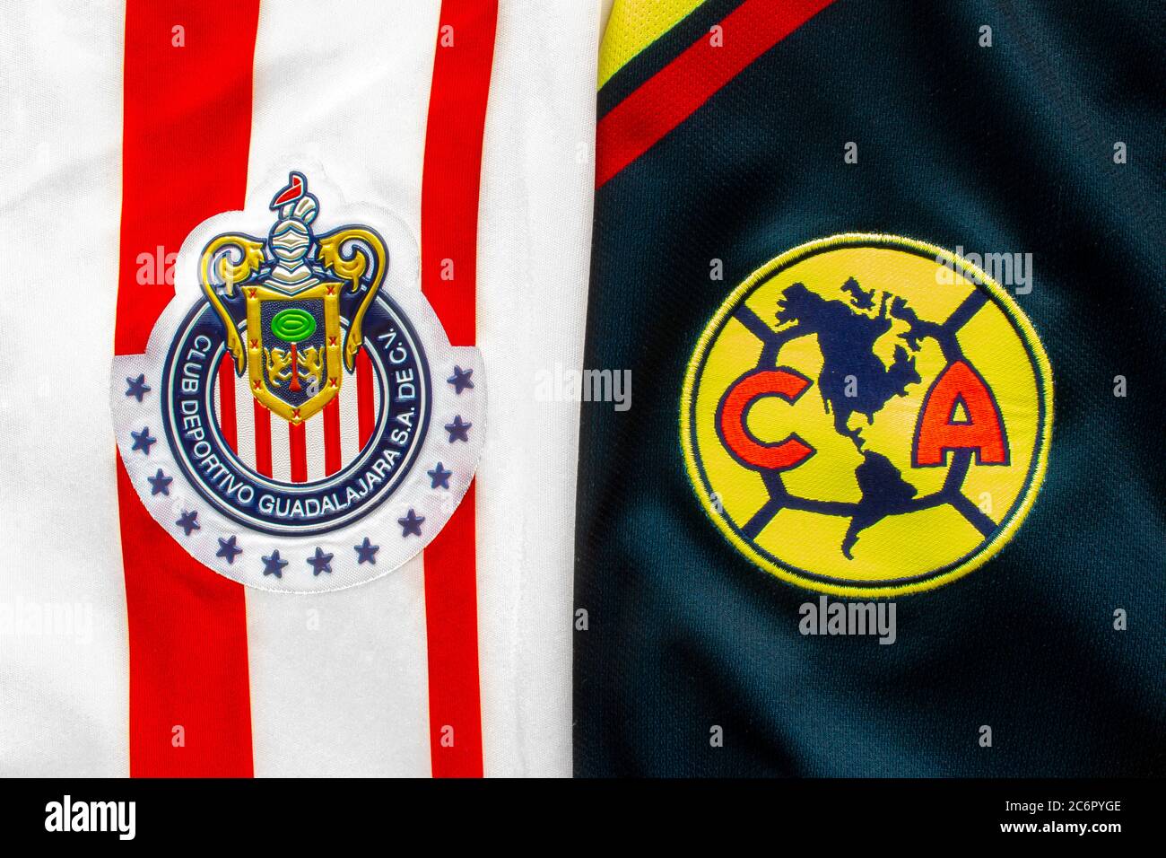 Calgary, Alberta, Canada. 10 luglio 2020. Guadalajara Chivas vs Calcio Club America vicino al loro logo su una maglia. Foto Stock