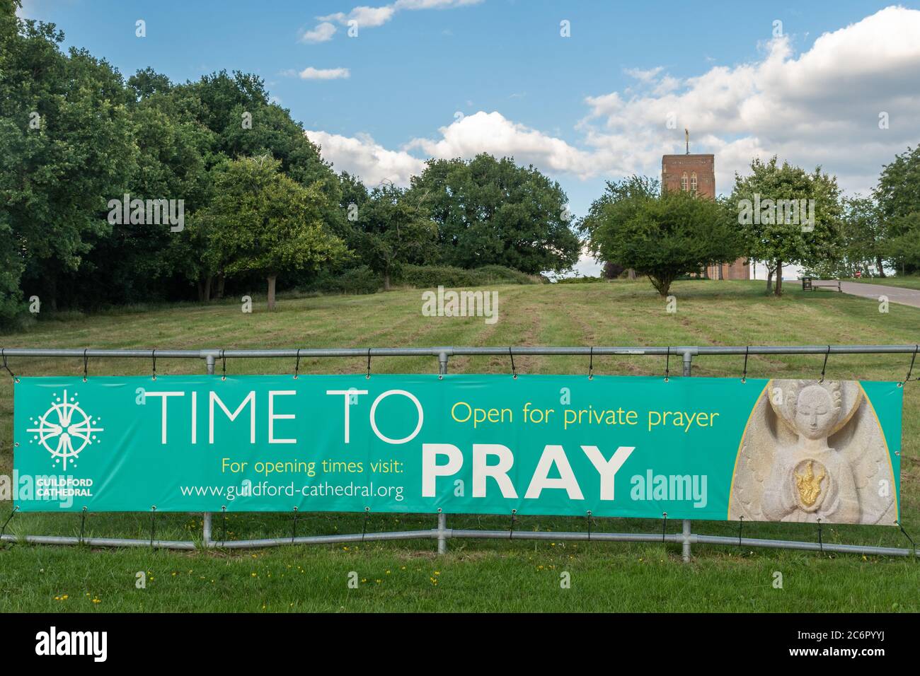 Le chiese hanno riaperto per la preghiera privata dopo l'allentamento di 2020 coronavirus covid-19 pandemic lockdown. Banner alla Cattedrale di Guildford, Surrey, Regno Unito Foto Stock