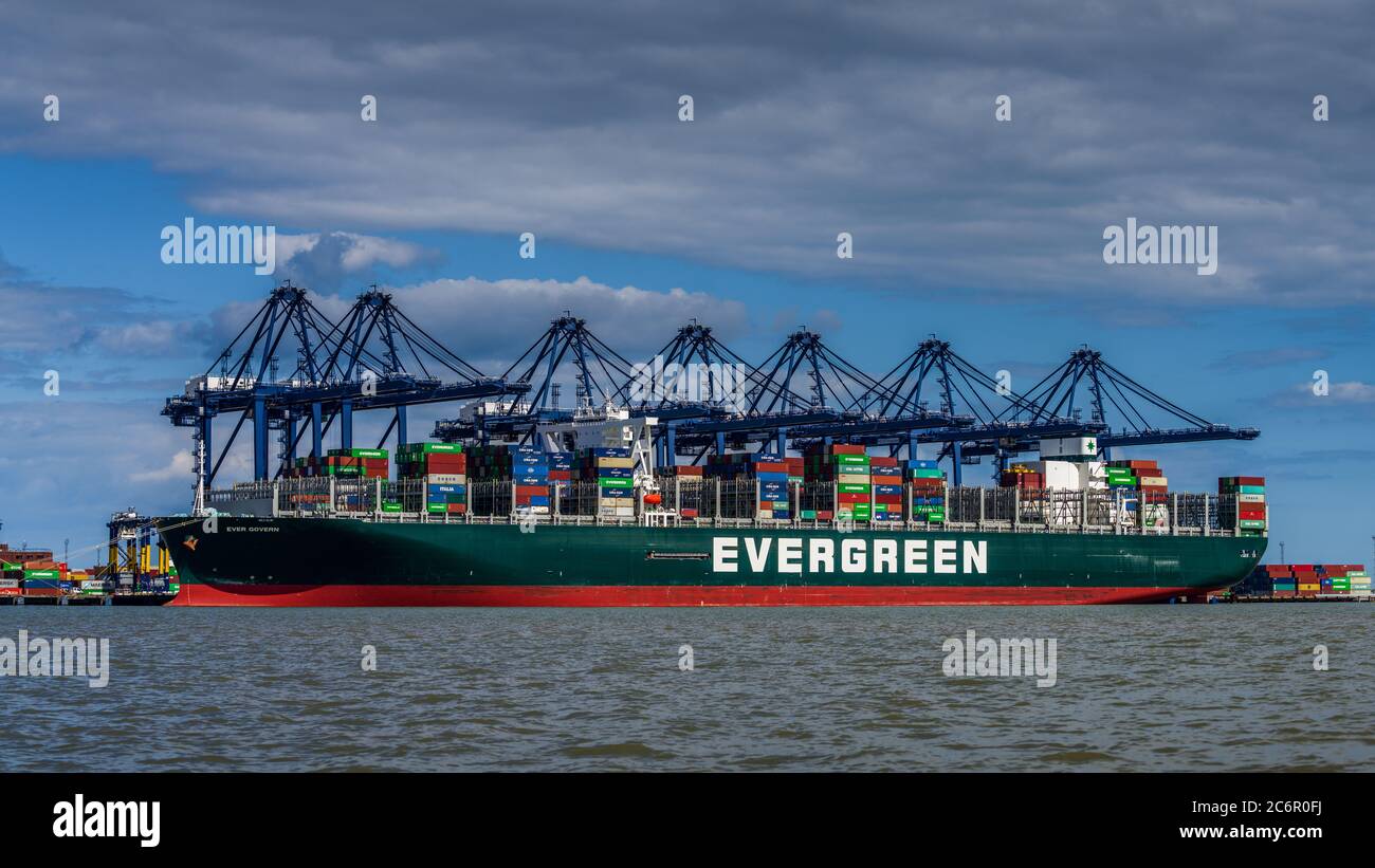 Evergreen Container Ship - la nave container Evergreen di proprietà taiwanese governa mai i contenitori di spedizione a Felixstowe Port, UK. Foto Stock