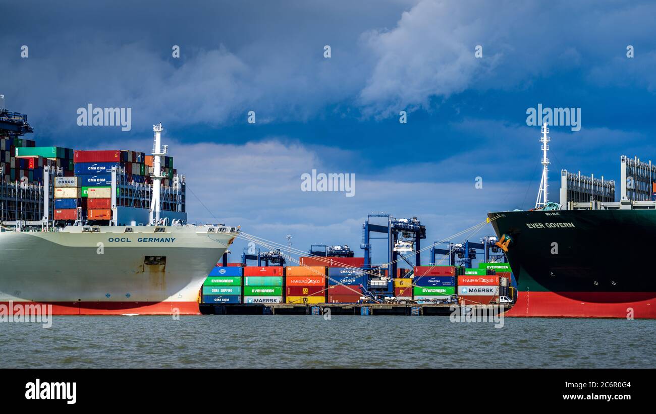 Container Shipping UK - i container di spedizione vengono caricati e scaricati sul porto di Felixstowe dalle navi di governo e OOCL Germania. Foto Stock