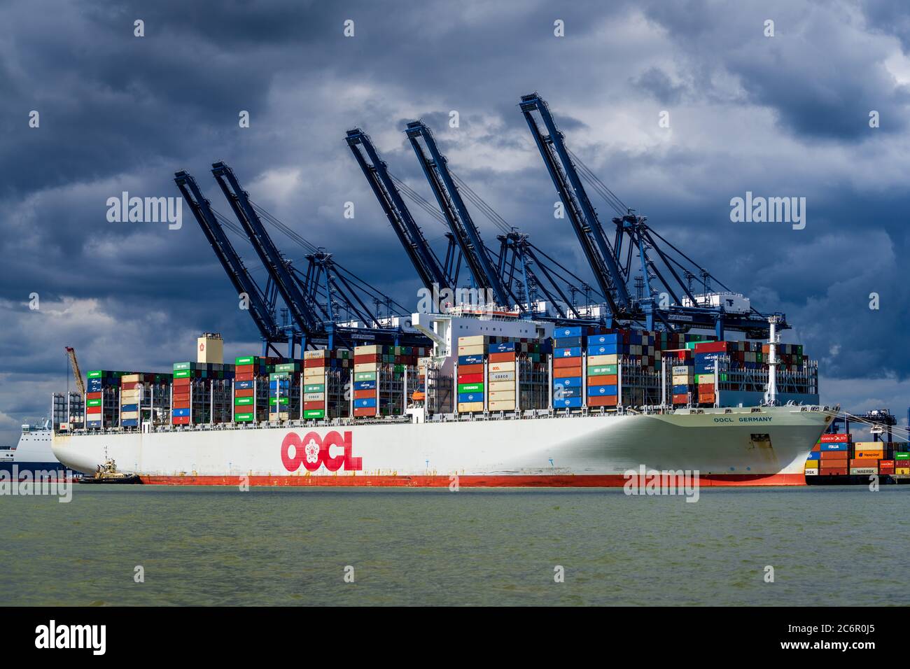 OOCL Germania Container Ship - OOCL Container Ship OOOCL Germania scarica i contenitori a Felixstowe Port, UK. OOCL è una linea di spedizione basata su Hong Kong. Foto Stock