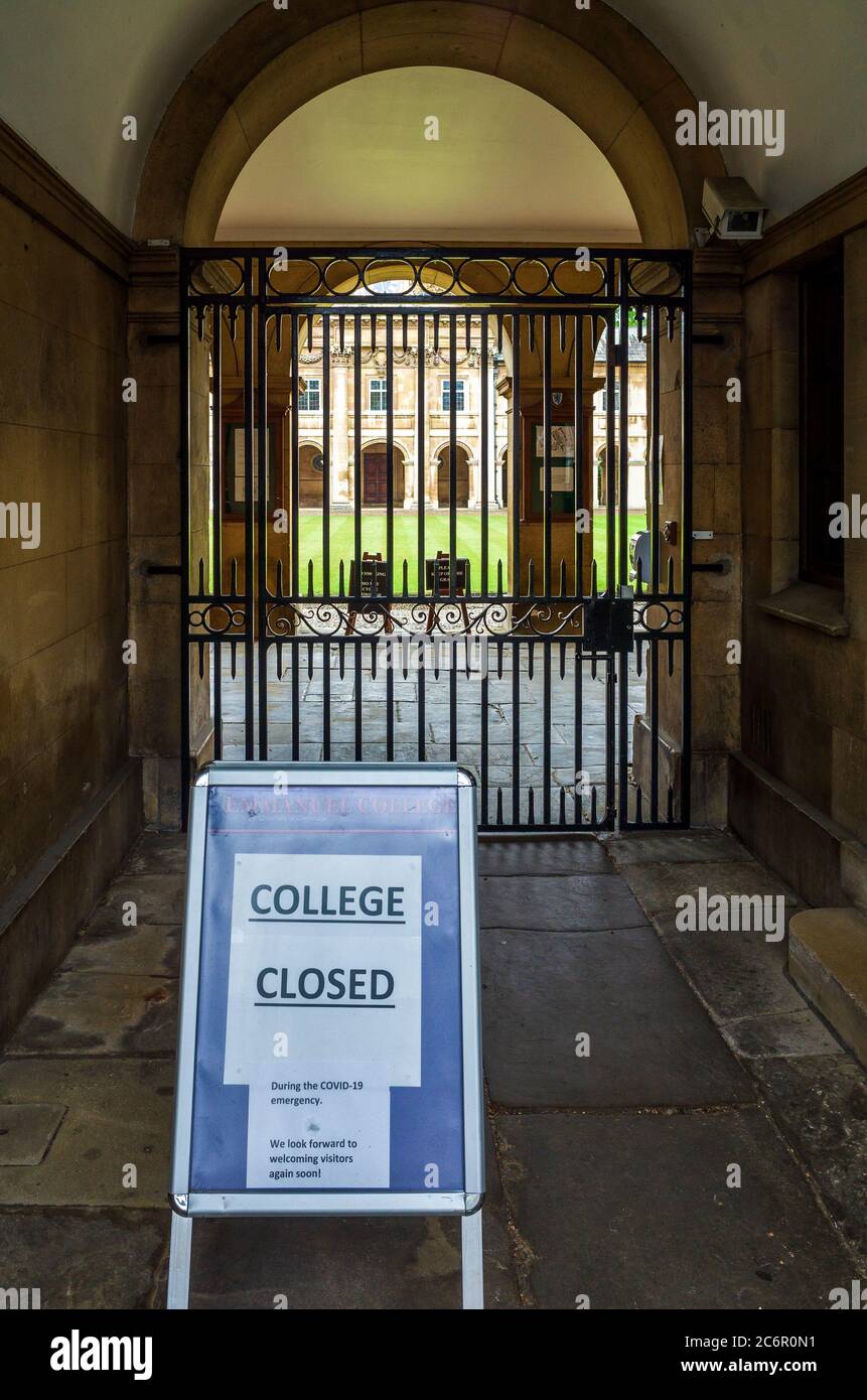 Università chiusa, università chiusa, università chiusa. Avviso di chiusura all'ingresso principale dell'Emmanuel College, Cambridge University. Foto Stock