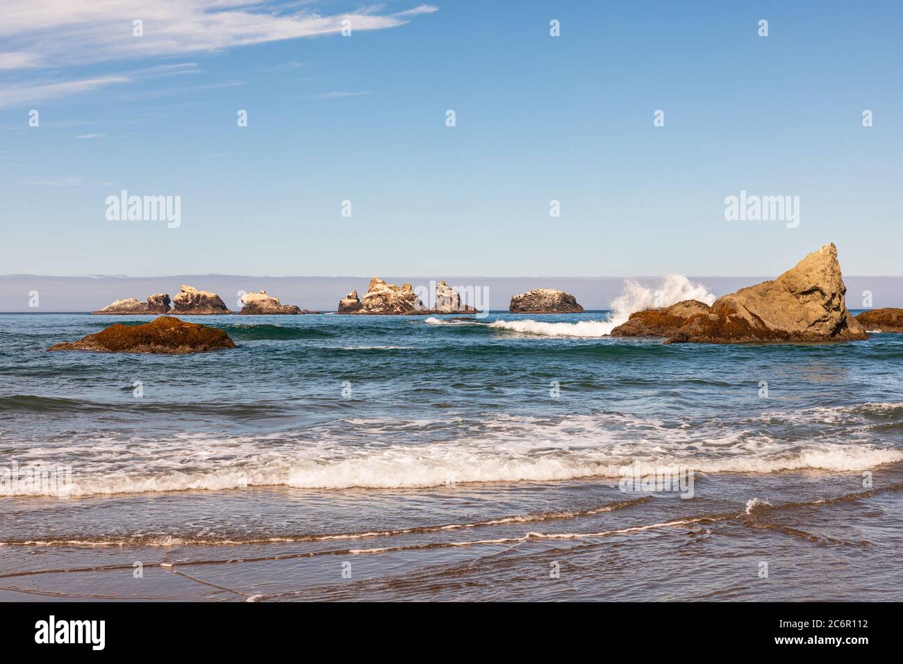 Ship Rock Sea stack con onde rompere nelle vicinanze a Bandon Beach in Oregon Foto Stock
