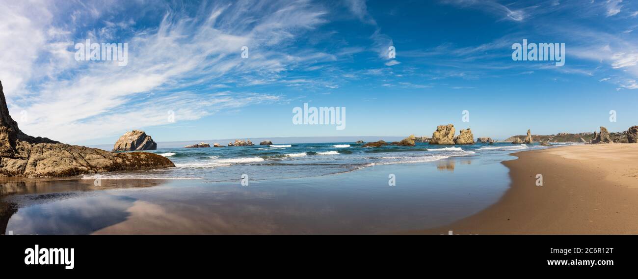 Vista panoramica delle pile di mare lungo Bandon Beach in Oregon Foto Stock