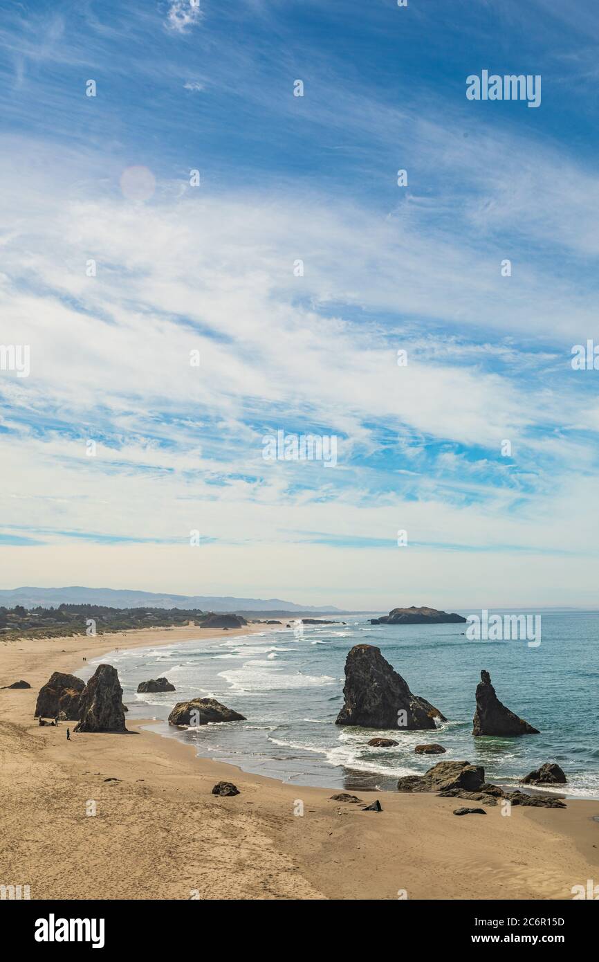 Immagine verticale - Vista delle maree sulla spiaggia di Bandon dal punto di vista Foto Stock