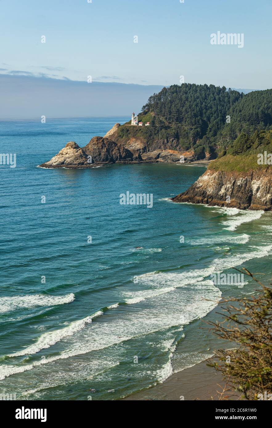 Immagine verticale - Faro di Heceta Head in Oregon visto da un punto di vista Foto Stock