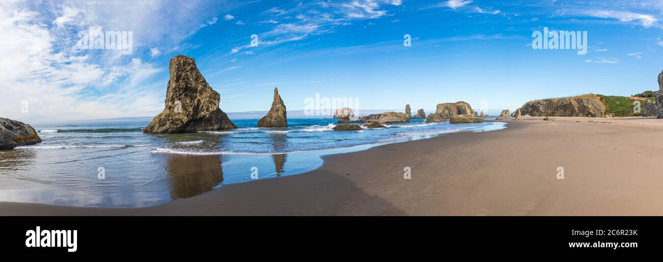 Vista panoramica delle pile di mare lungo Bandon Beach in una giornata di sole in Oregon Foto Stock