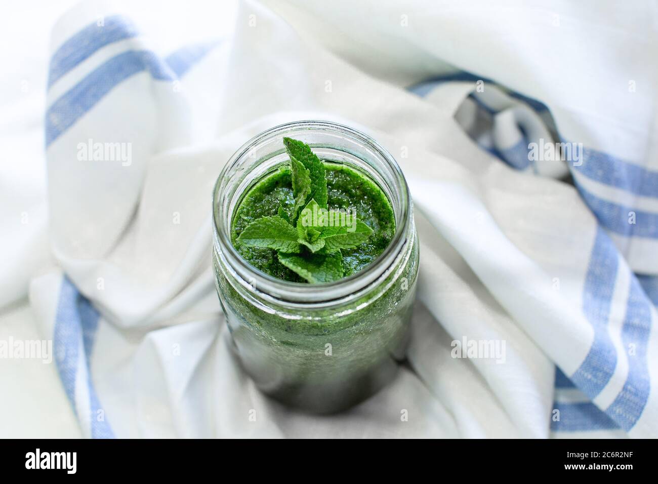 Frullato verde. Concetto di cibi e bevande vegani Foto Stock