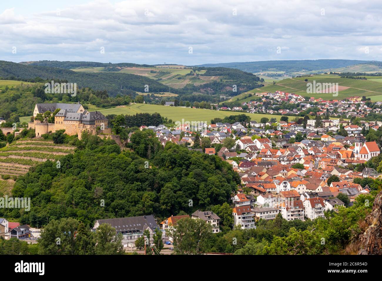 Vista panoramica da Rheinrofenstein alla città di Bad Muenster am Stein-Ebernburg con il castello di Ebernburg Foto Stock