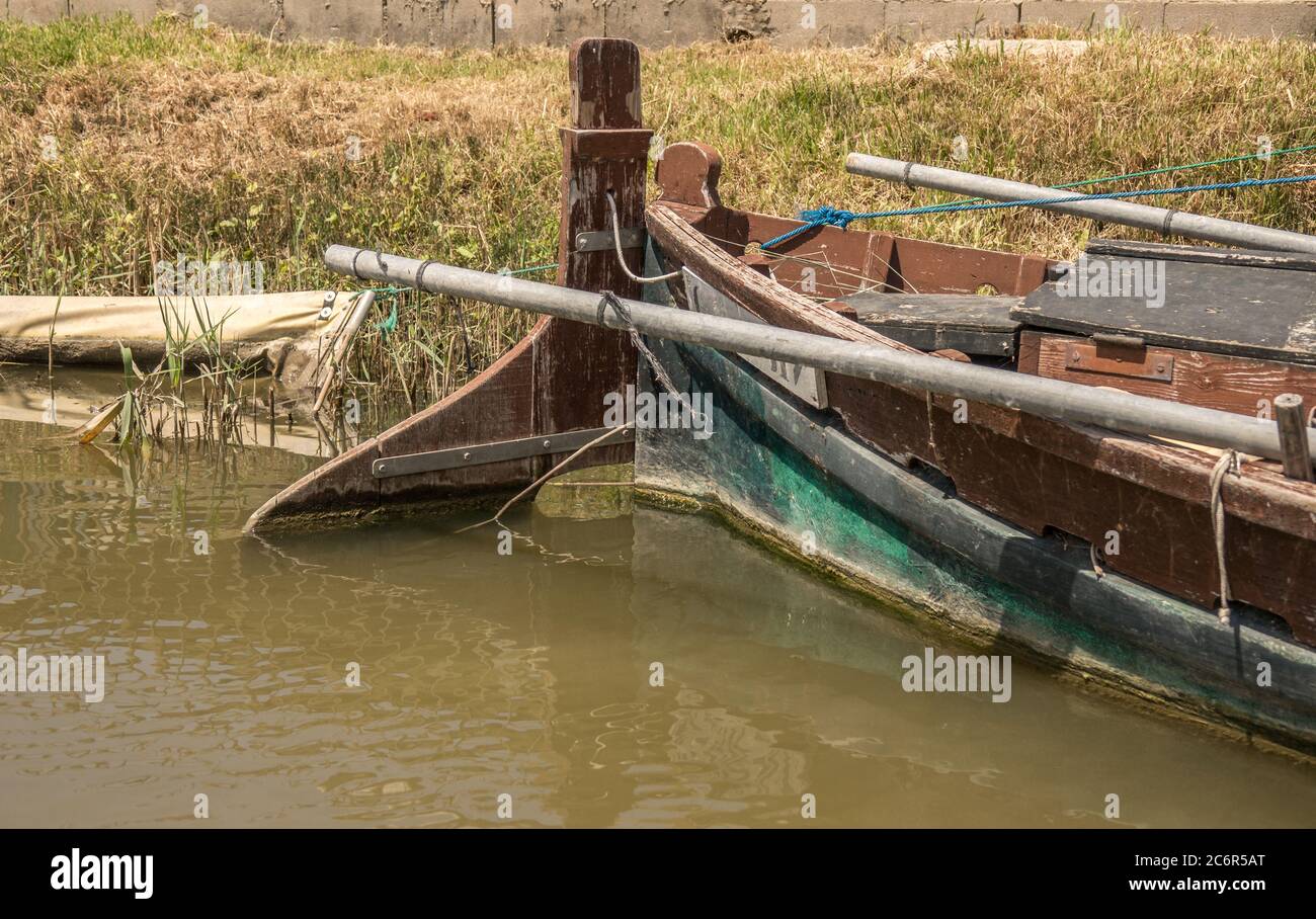 parte sommersa della lama timone della barca sterzante, superficie di controllo primaria del timone per guidare vecchie imbarcazioni in legno, canna e timone, pala della lama timone Foto Stock