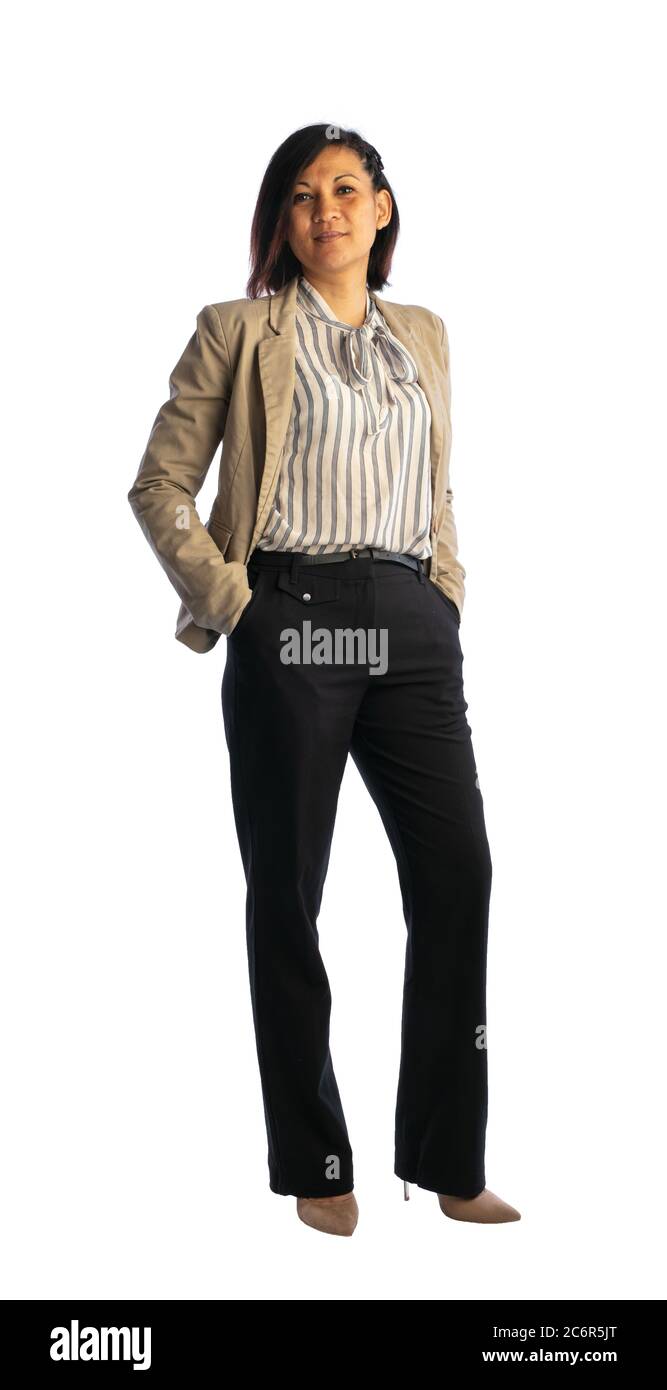 Giovane donna asiatica vestita con giacca beige e pantaloni neri su sfondo  bianco Foto stock - Alamy