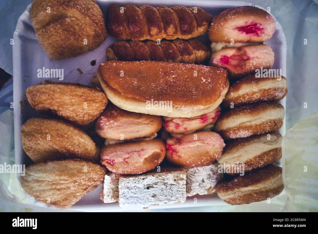 primo piano su una vasta gamma di dolci da pasticceria su un vassoio Foto Stock