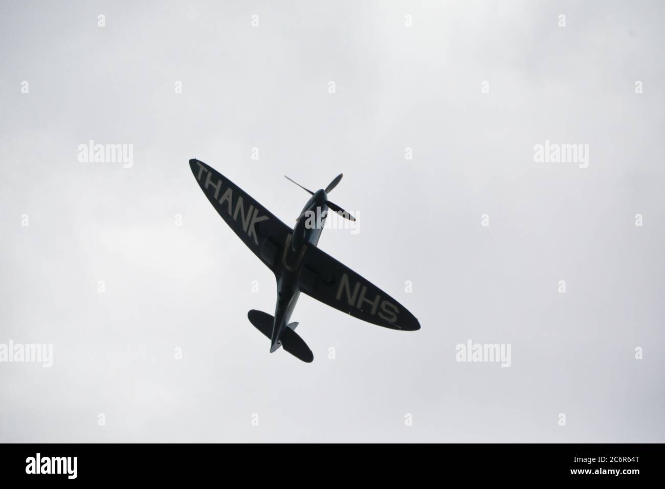 NHS Spitfire PR.XI (PL983) dalla compagnia di restauro di aeromobili sopra l'ospedale Rotherham Foto Stock