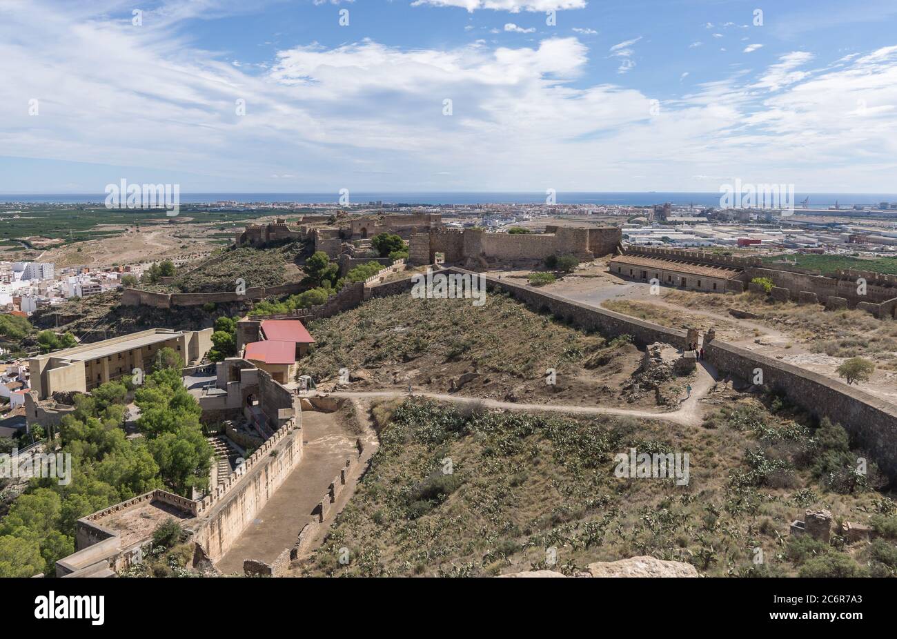 Castello di Sagunto fortificazione romana vicino Valencia Spagna Vista panoramica, l'antico teatro romano restaurato a sinistra, sullo sfondo il porto del Sagunto Foto Stock