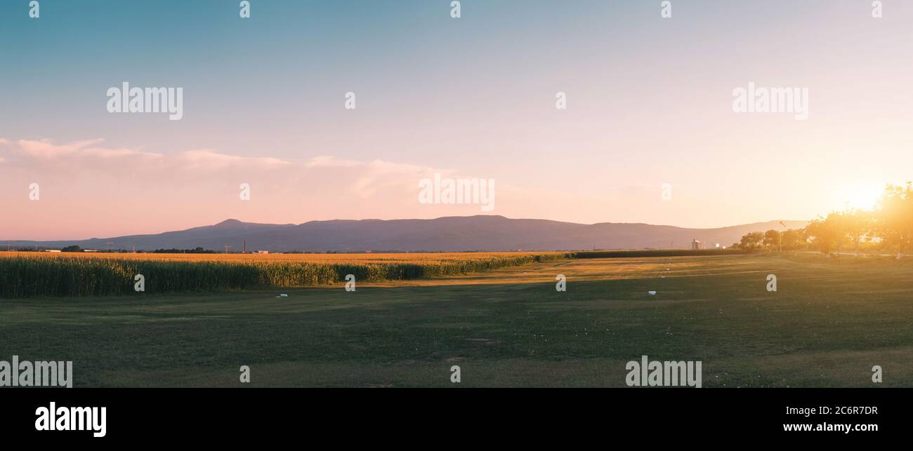 Campo d'aviazione di erba di piccoli sport al tramonto Foto Stock