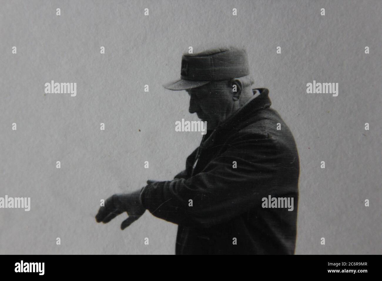 Fine anni '70 vintage nero e bianco stile di vita fotografia di un vecchio uomo che controlla il suo orologio. Foto Stock
