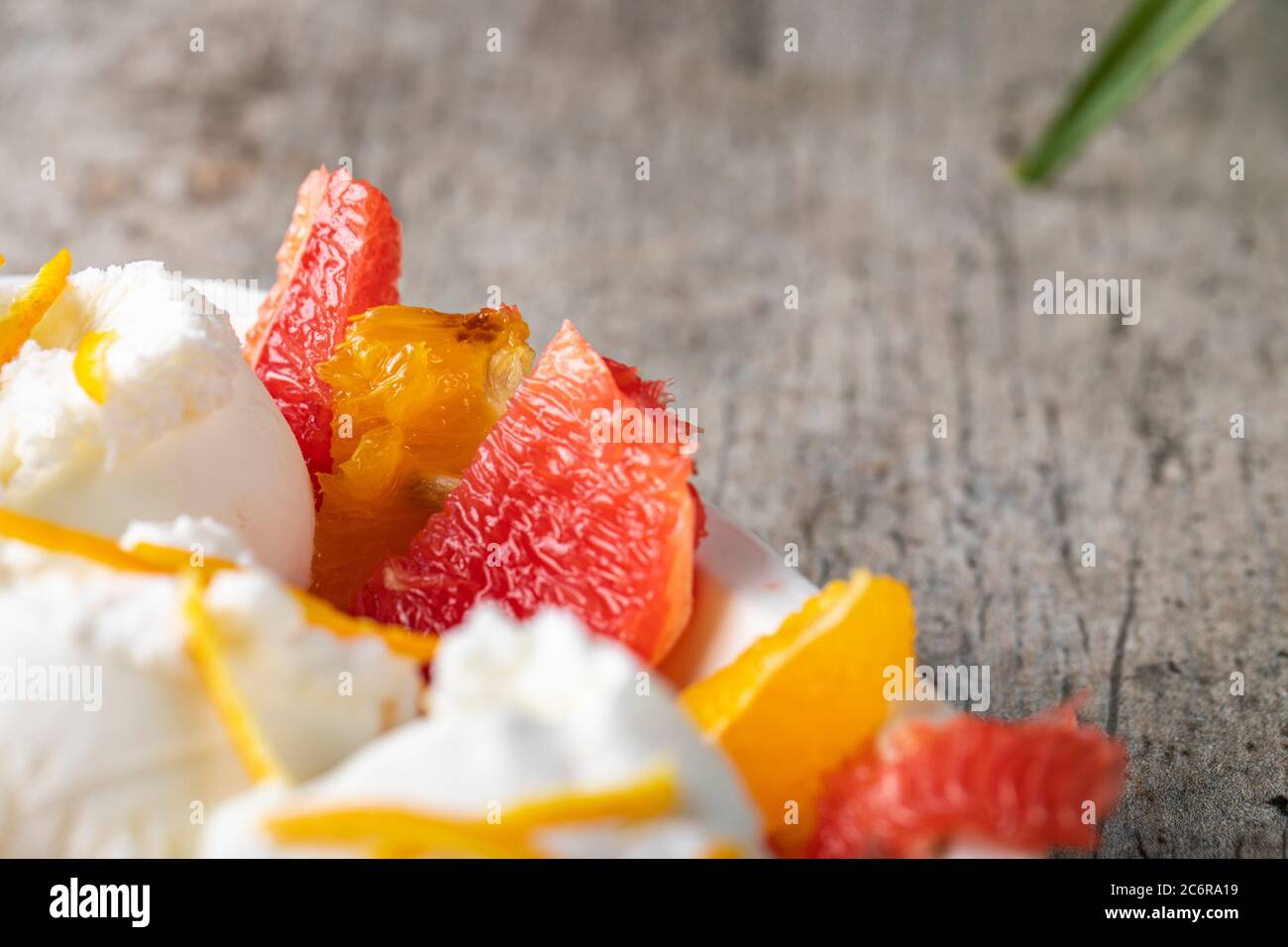 Palline di icecream alla vaniglia con arancia e pompelmo Foto Stock