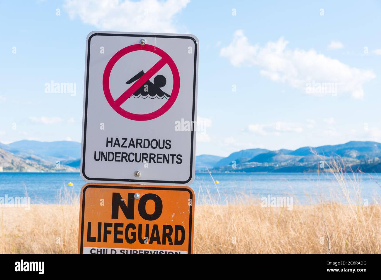 Cartello di avvertimento pericolo di correnti di sotto sulla spiaggia del lago Foto Stock