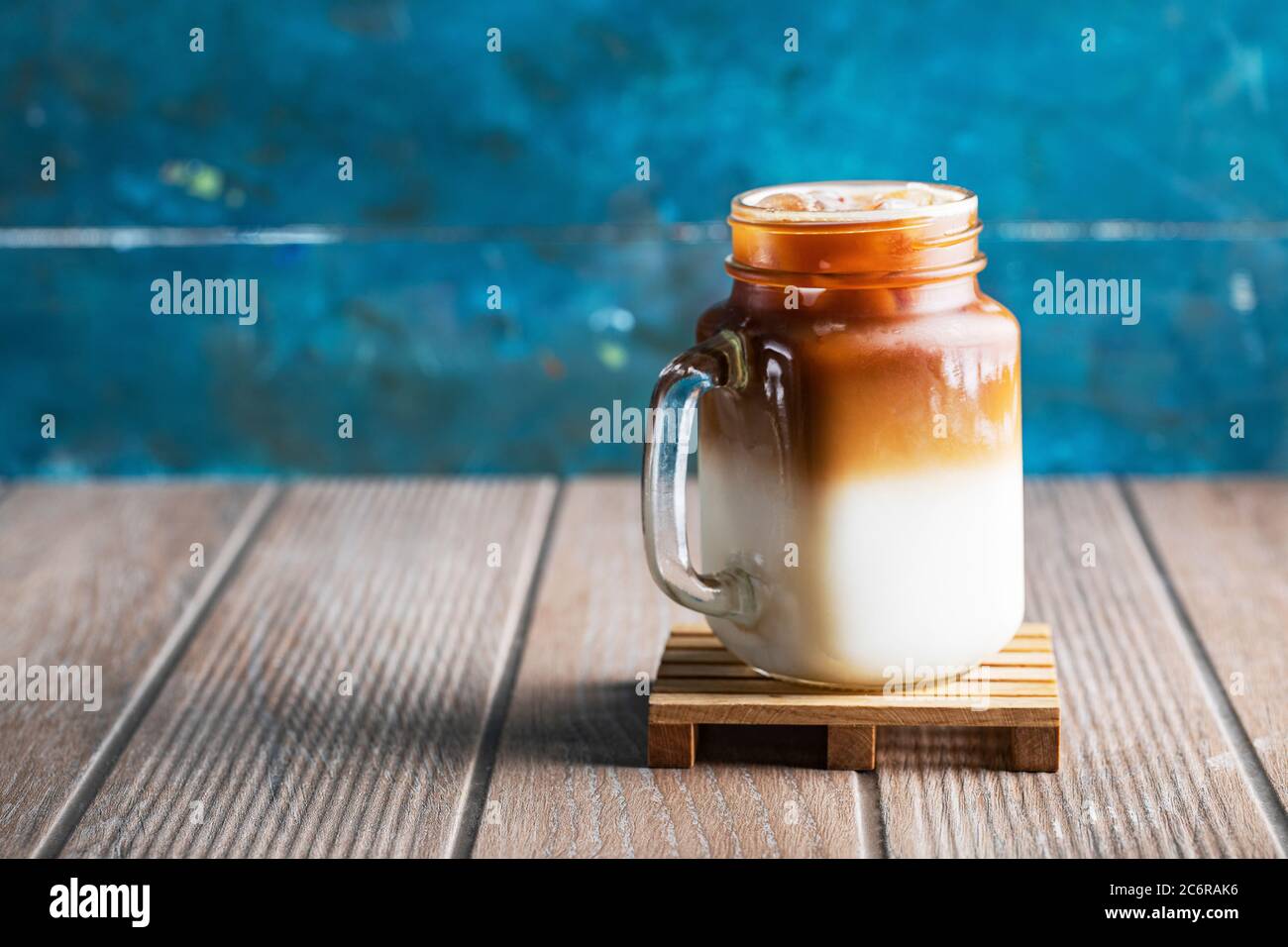 Bevanda estiva fredda lattea con salsa al caramello Foto Stock