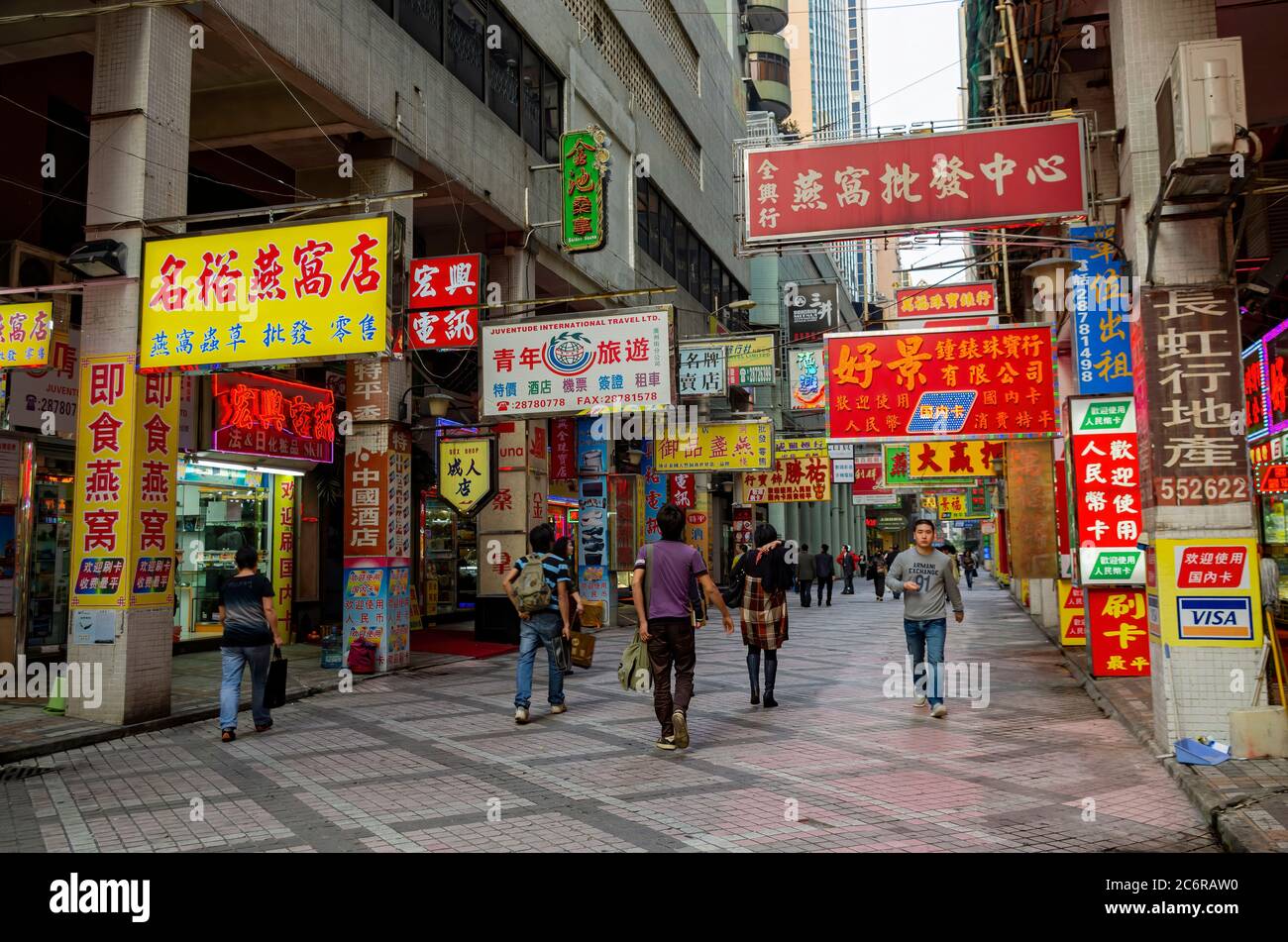 Macao, DEC 6, 2010 - veduta pomeridiana di alcuni negozi di pedoni al neon in zona Nova de Aterros do Porto Area esterna Foto Stock