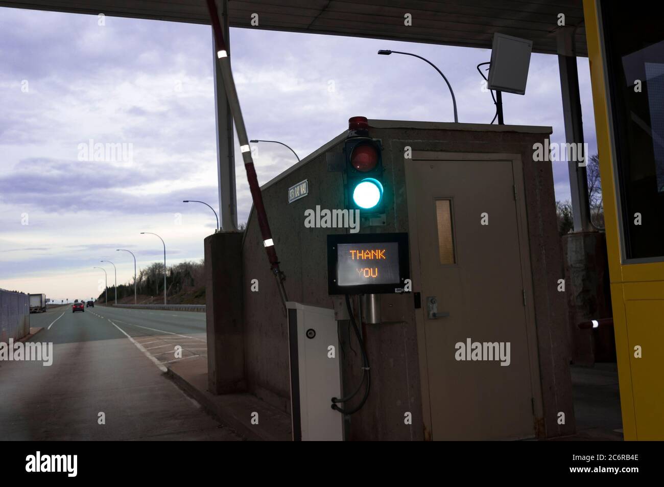 Luce verde e messaggio di ringraziamento dopo che il pedaggio è stato depositato presso un casello automatico in un'autostrada ad accesso limitato, Nuova Scozia, Canada. Foto Stock