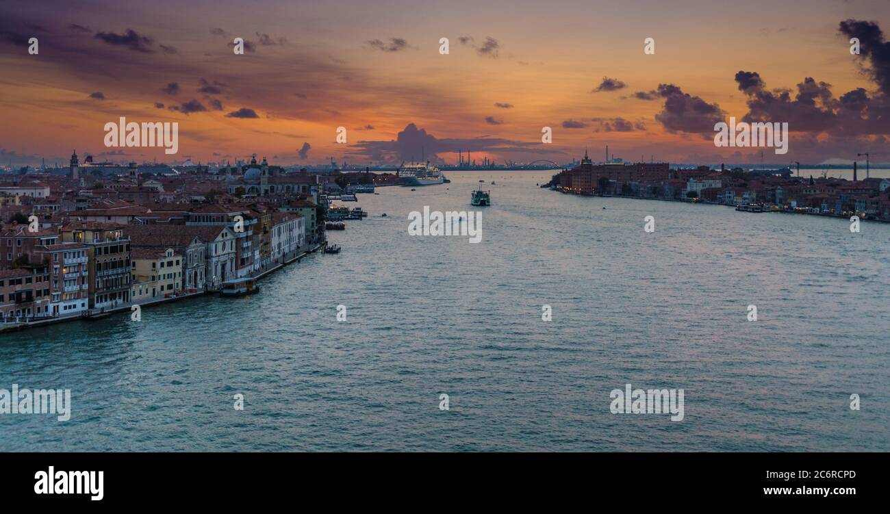 Tramonto arancione sui canali di Venezia Foto Stock