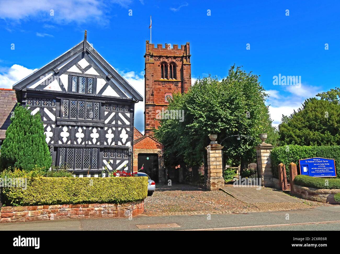 Tarvin St Andrews Church e Tudor Church House, Tarvin Village, Cheshire, Inghilterra, Regno Unito Foto Stock