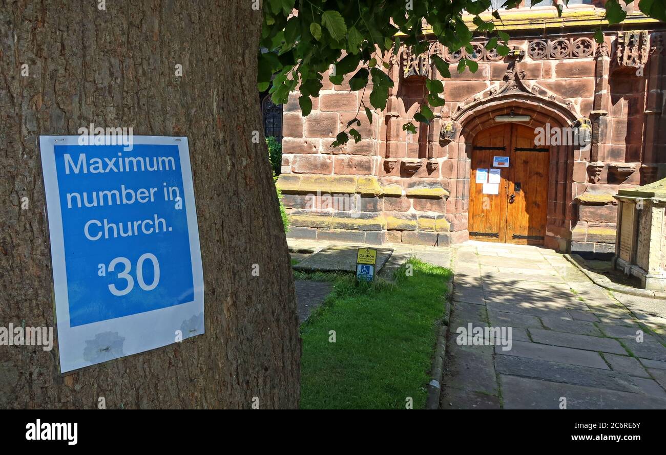 St Andrews Church Tarvin, Cheshire, Inghilterra, Regno Unito, prego, massimo in chiesa 30 segno, Covid19, Coronavirus, precauzioni Foto Stock