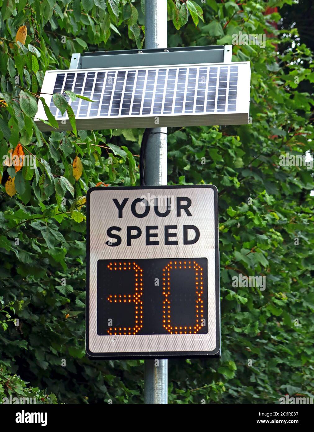 La vostra velocità, gruppo di consapevolezza della velocità, indicatore radar che mostra l'auto a 30 mph, Grappenhall , Stockton Heath, Warrington, Cheshire, Inghilterra Foto Stock