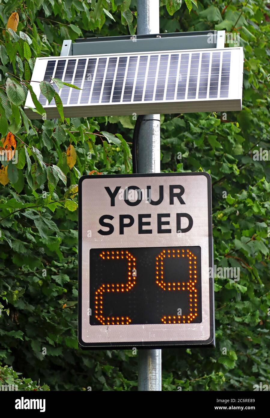 La vostra velocità, gruppo di consapevolezza della velocità, indicatore radar che mostra l'auto a 29 mph, Grappenhall , Stockton Heath, Warrington, Cheshire, Inghilterra Foto Stock