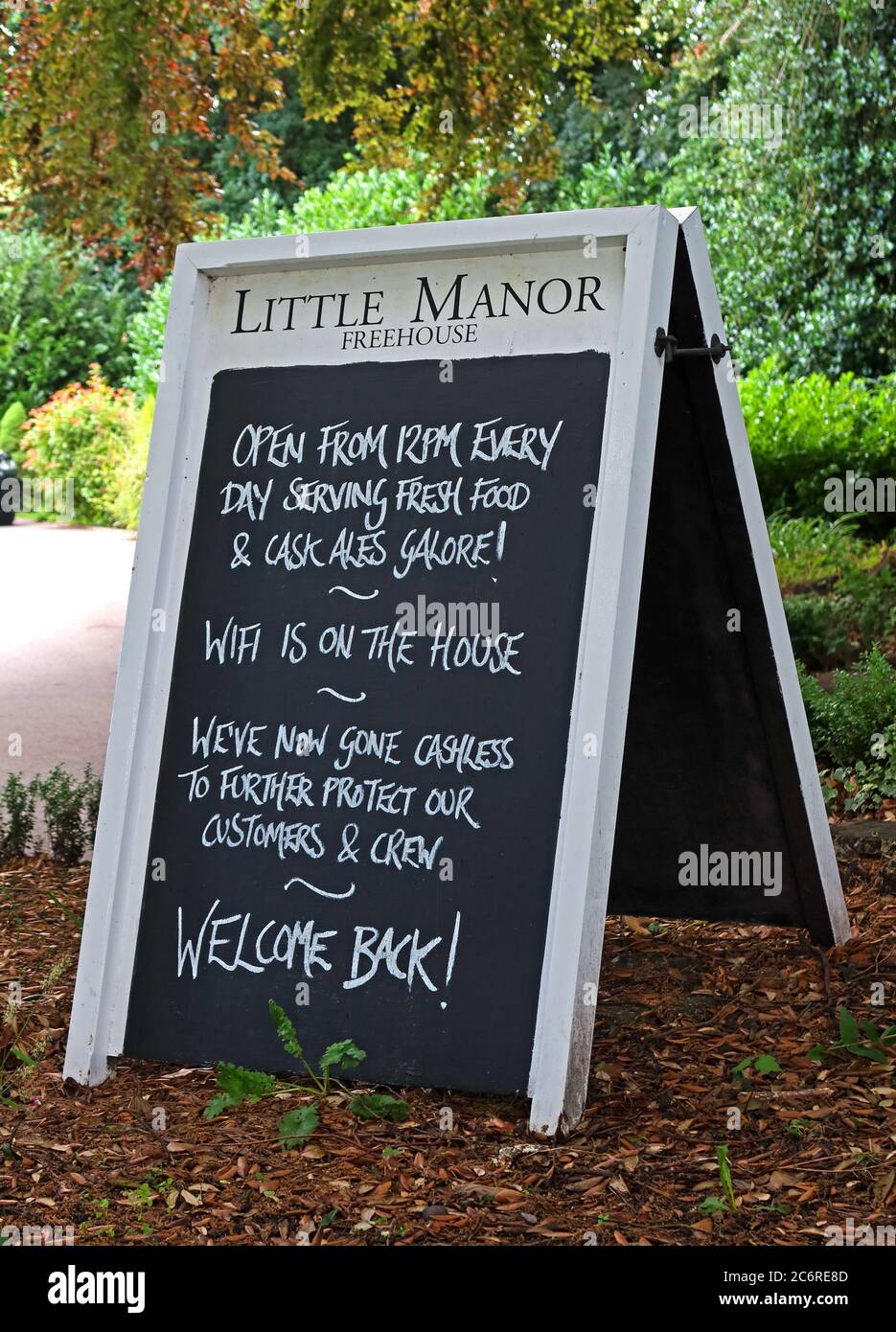Little Manor, pub, bar, riapertura A-Board, apertura dopo Covid, Bell Lane, Thelwall, Warrington, Cheshire, Inghilterra, WA4, Welcome Back Foto Stock
