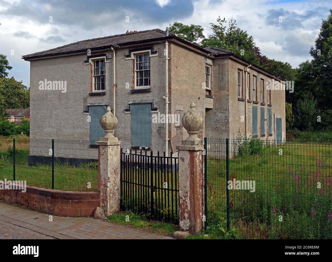Sito eyesore Grappenhall, edificio lasciato vacante per 25 anni, sito di canonica, su Church Lane, Warrington, Cheshire, Inghilterra, Regno Unito Foto Stock