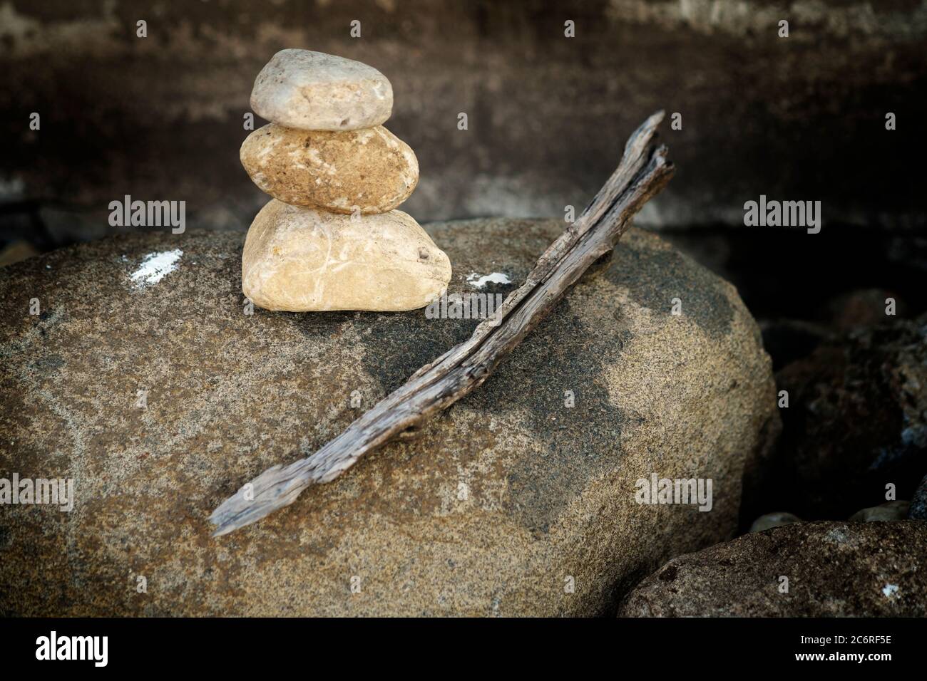Disposizione di bastone e pietra. Foto Stock