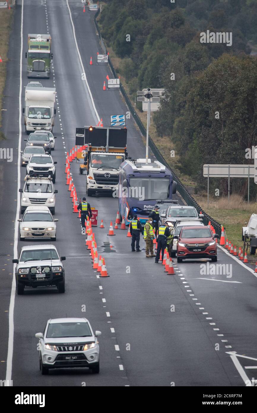 Melbourne, Australia 11 luglio 2020, la polizia e i soldati stanno ora manomendo dei blocchi stradali sulle principali autostrade di Victoria per controllare le auto che lasciano Melbourne, per cercare di contenere la diffusione del virus della corona nel secondo stato più popoloso dell’Australia. Credit: Michael Currie/Alamy Live News Foto Stock