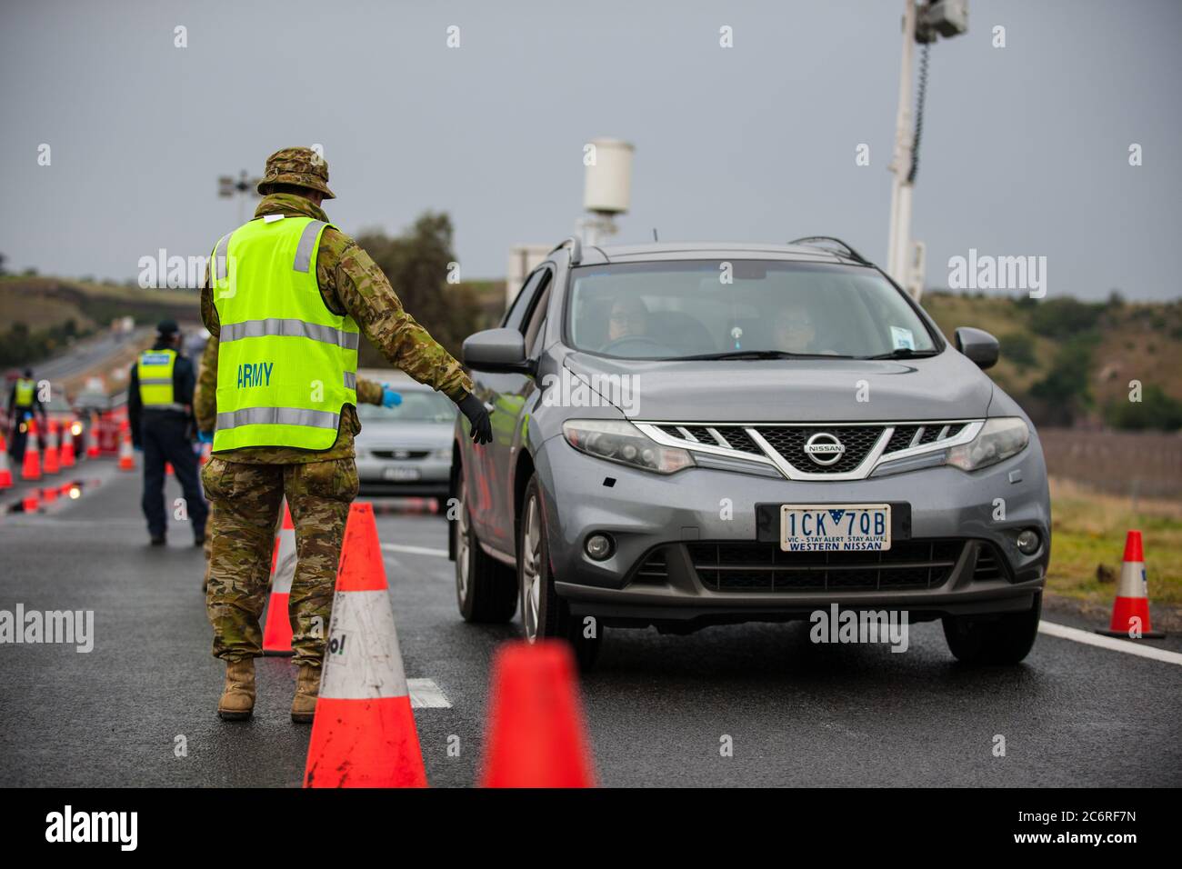 Melbourne, Australia 11 luglio 2020, la polizia e i soldati stanno ora manomendo dei blocchi stradali sulle principali autostrade di Victoria per controllare le auto che lasciano Melbourne, per cercare di contenere la diffusione del virus della corona nel secondo stato più popoloso dell’Australia. Credit: Michael Currie/Alamy Live News Foto Stock