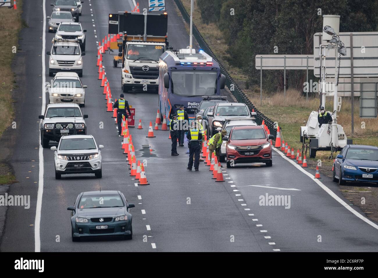 Melbourne, Australia 11 luglio 2020, la polizia e i soldati stanno ora manomendo dei blocchi stradali sulle principali autostrade di Victoria per controllare le auto che lasciano Melbourne, per cercare di contenere la diffusione del virus della corona nel secondo stato più popoloso dell’Australia. Credit: Michael Currie/Alamy Live News Foto Stock