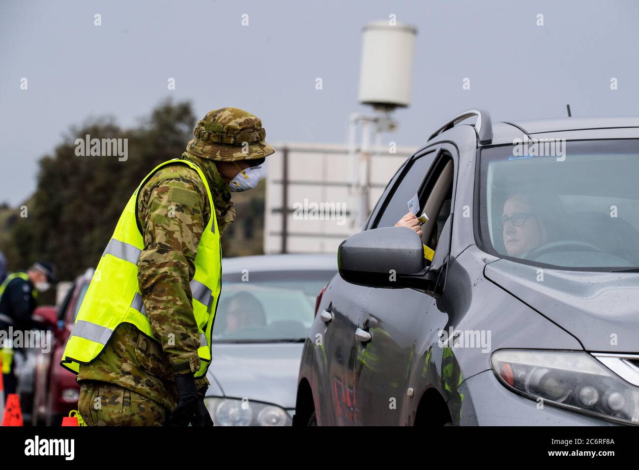 Melbourne, Australia 11 luglio 2020, un soldato australiano controlla i dettagli di un conducente in uno dei blocchi stradali sulla Western Highway di Victoria nel tentativo di contenere la diffusione del virus della corona nel secondo stato più popoloso dell’Australia. Credit: Michael Currie/Alamy Live News Foto Stock