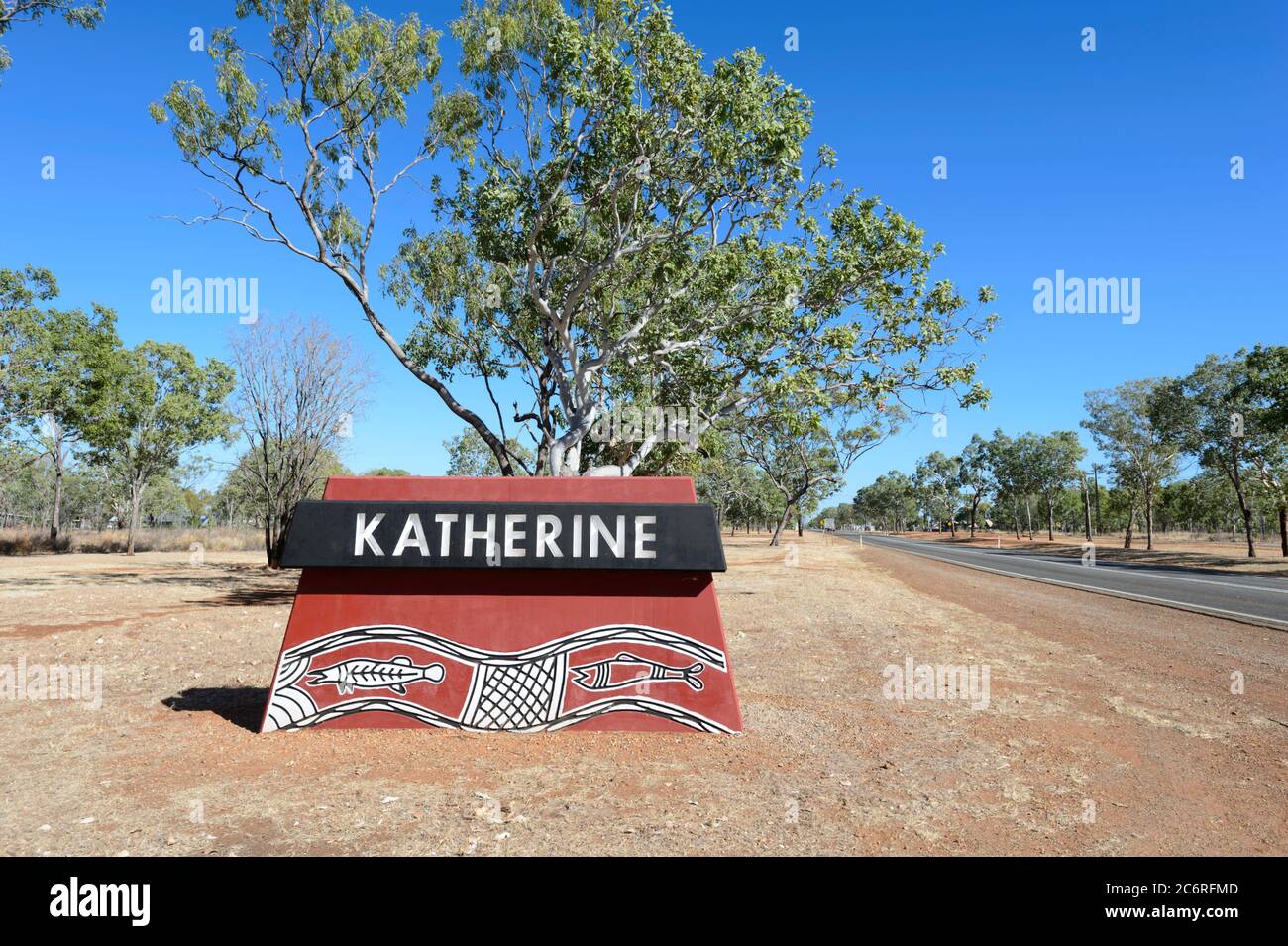 Katherine nome segno con ornamento di arte aborigena, Katherine, territorio del Nord, NT, Australia Foto Stock