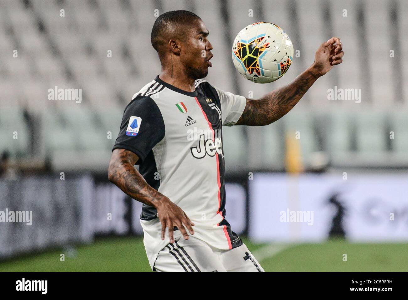 Douglas Costa of Juventus FC in azione durante la Serie A Football Match Juventus FC vs Atalanta. La partita si è conclusa con un cravatta del 2-2, allo stadio Allianz Foto Stock