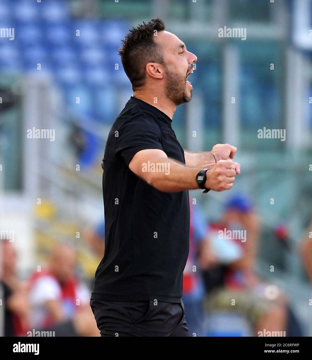 Roma, Italia. 11 Luglio 2020. Il capo allenatore di Sassuolo Roberto De Zerbi festeggia alla fine della Serie UNA partita di calcio tra Lazio e Sassuolo a Roma, 11 luglio 2020. Credit: Augusto Casasoli/Xinhua/Alamy Live News Foto Stock