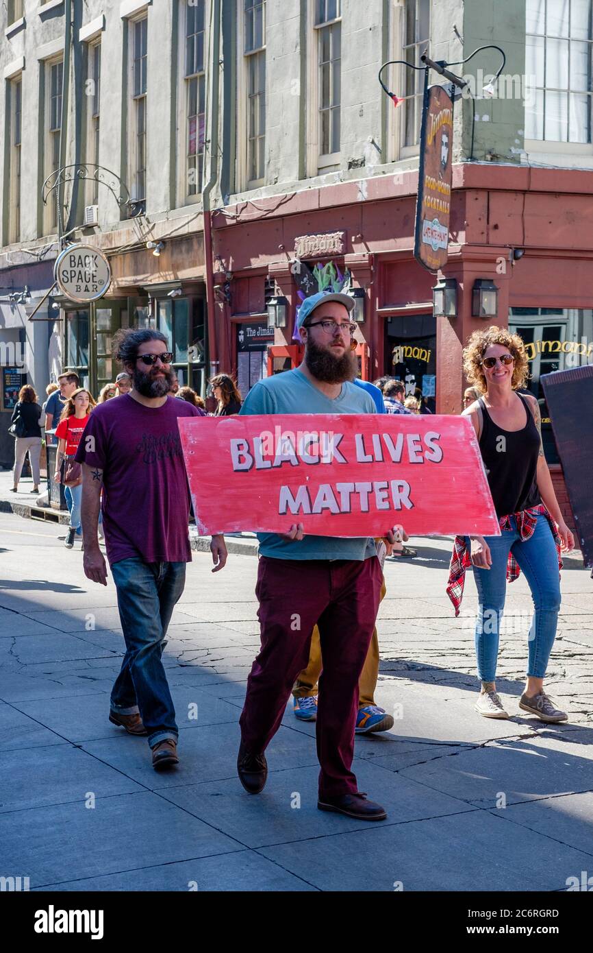 Black Lives Matter Sign, BLM, protesta pacifica, manifestanti che camminano su Chartres St, New Orleans, USA Foto Stock