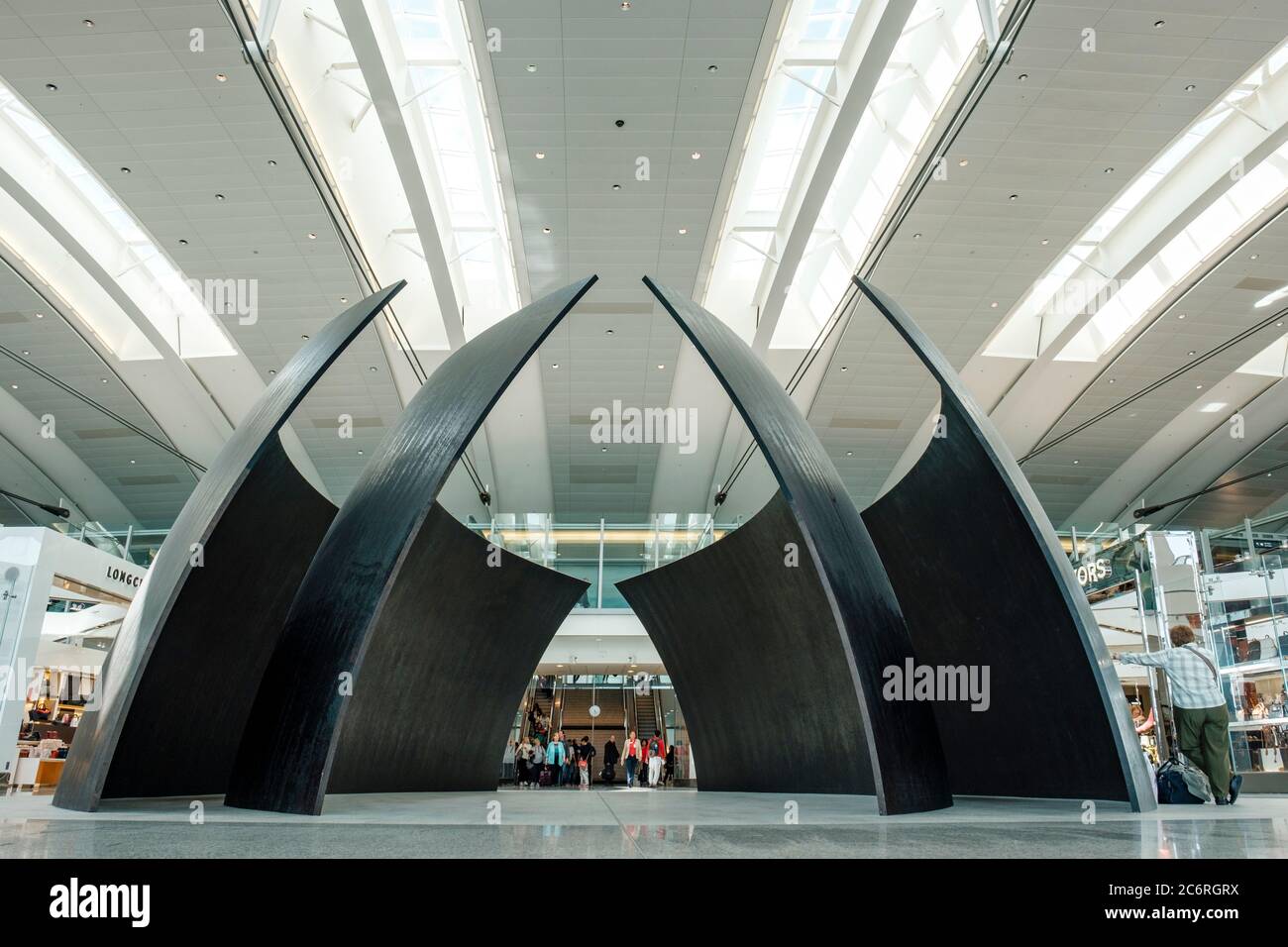 Opere d'arte dell'aeroporto, scultura delle sfere inclinate di Richard Serra, Pearson International Airport, Terminal 1, partenze internazionali, Toronto, Ontario, Canada Foto Stock
