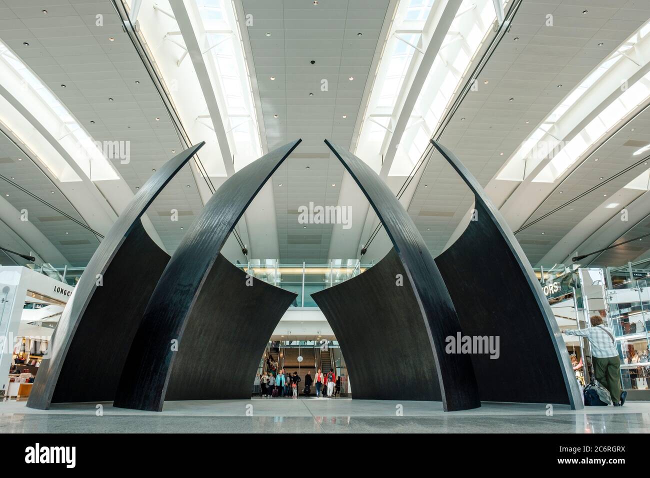 Richard Serra Tilted Spheres Sculpture, Pearson International Airport, Terminal 1, Partenze internazionali, Toronto, Ontario, Canada Foto Stock