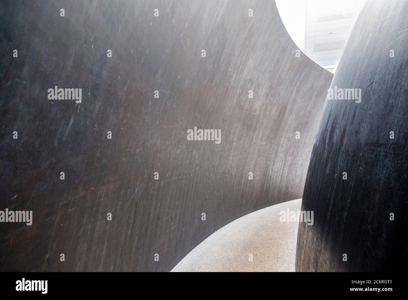 Arte aeroportuale, scultura delle sfere inclinate Richard Serra, Pearson International Airport, Terminal 1, partenze internazionali, Toronto, Ontario, Canada Foto Stock