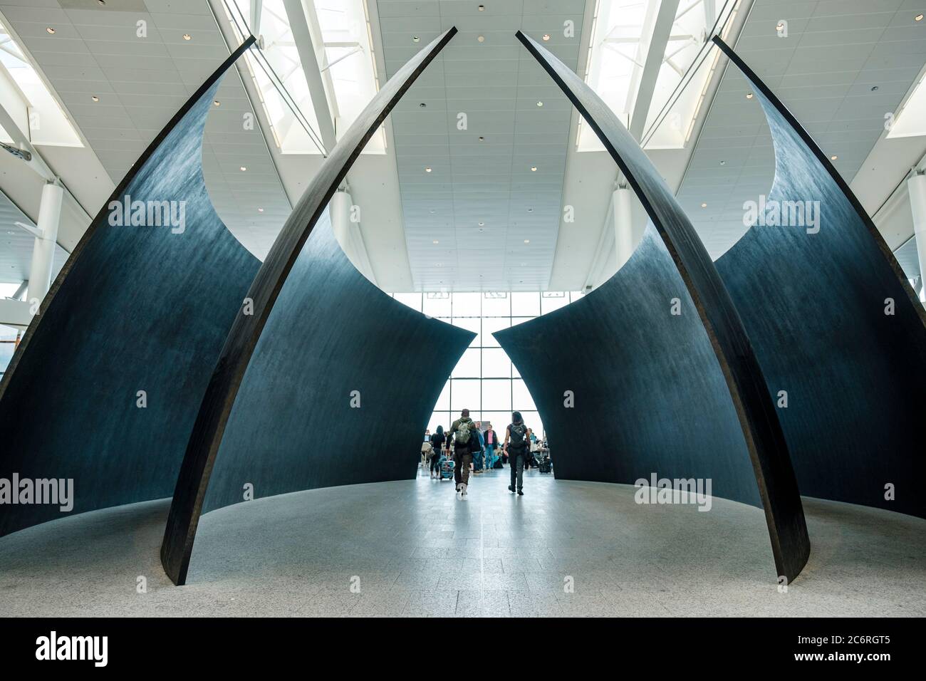 Opere d'arte dell'aeroporto, scultura delle sfere inclinate di Richard Serra, Pearson International Airport, Terminal 1, partenze internazionali, Toronto, Ontario, Canada Foto Stock